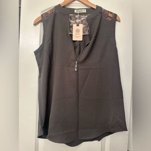 NWT Moyabo top size medium (J6)